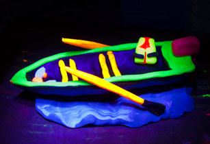 Лодка из флуоресцентного пластилина